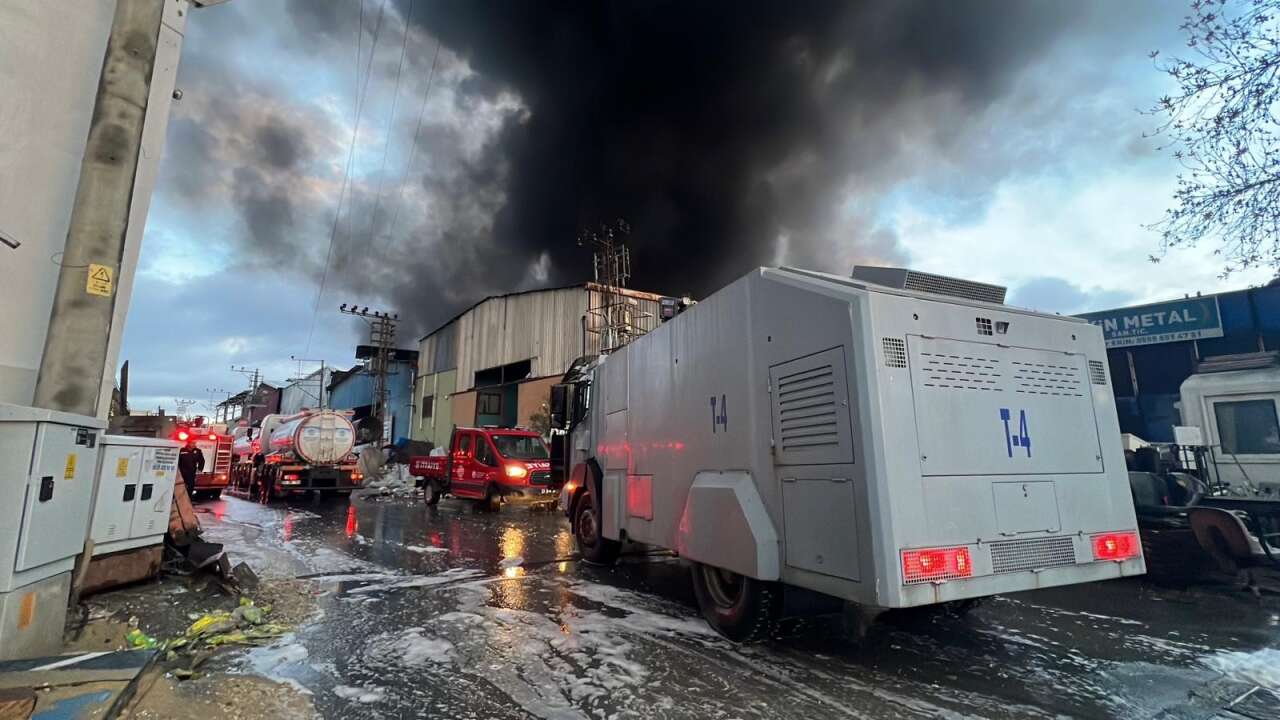 Geri dönüşüm fabrikasında yangın! Çok sayıda ekip sevk edildi 7